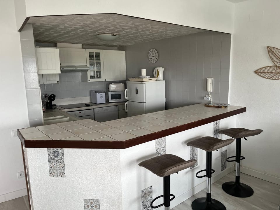 Kitchen or kitchenette, Dining area, minibar, pet friendly, storage, stove, toaster