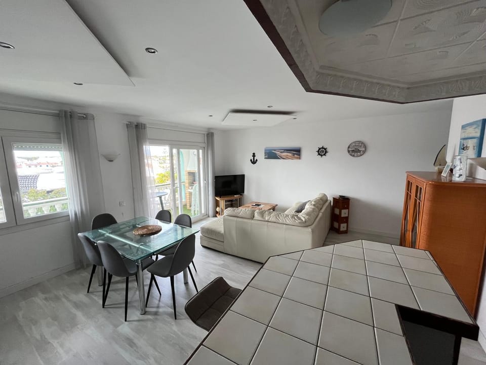 TV and multimedia, Living room, Dining area, air conditioner