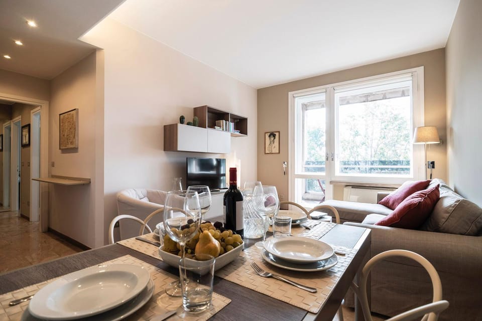 Living room, Food and drinks, Seating area, Dining area, Food, Drinks, Alcoholic drinks