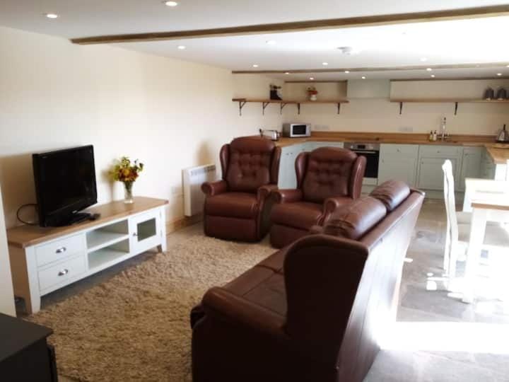 Rural getaway with a view - Old Spout Barn House in England