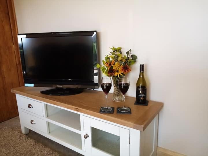 Rural getaway with a view - Old Spout Barn House in England