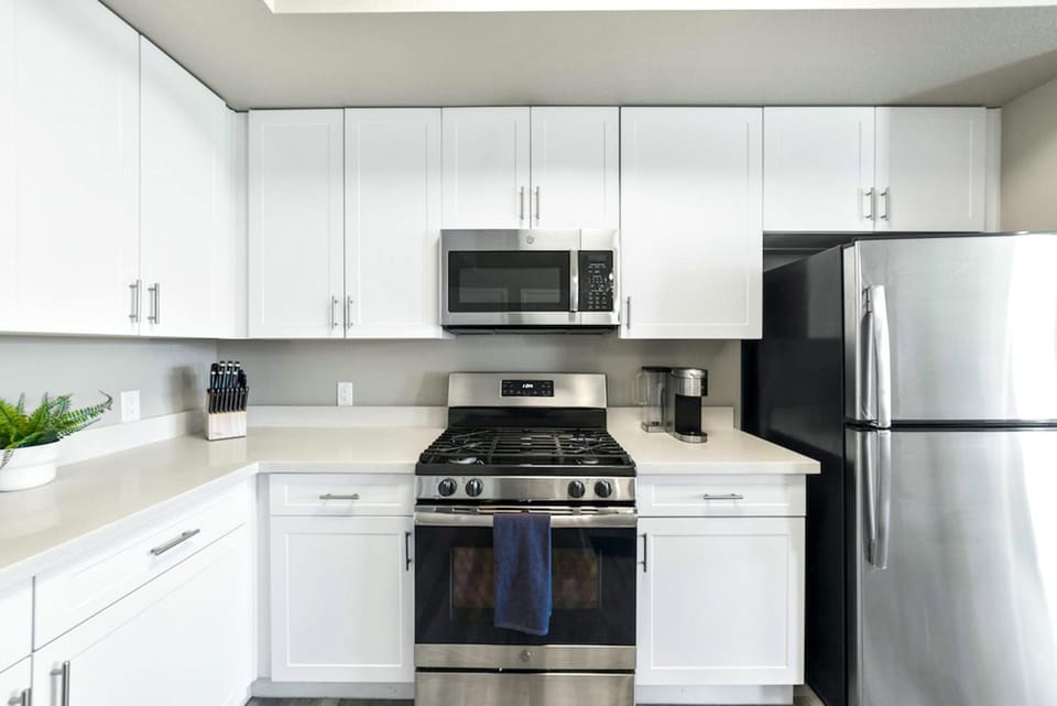 Coffee/tea facilities, Kitchen or kitchenette, oven, stove