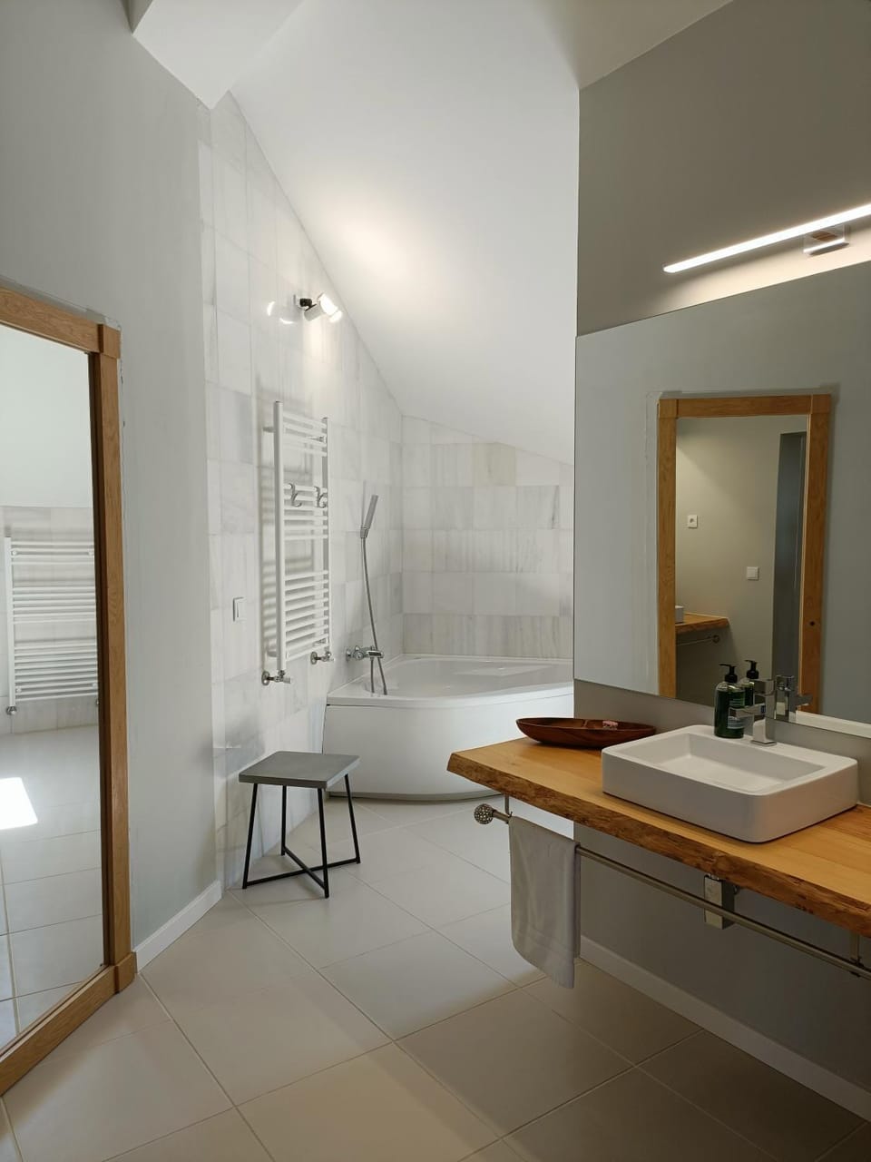 Hot Tub, Bathroom