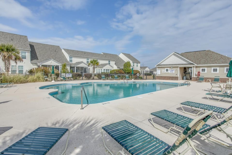 7 Mi to Myrtle Beach Boardwalk Condo with Balcony! Apartment in Carolina Forest