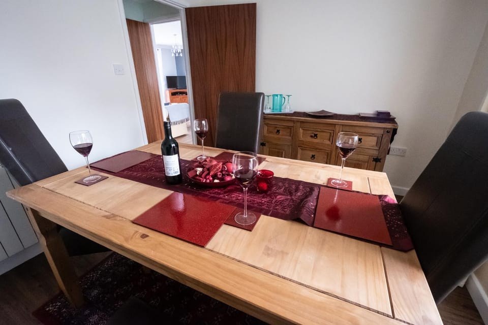 Photo of the whole room, Dining area, hair dresser