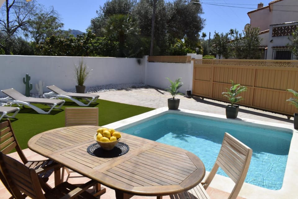 Balcony/Terrace, Swimming pool, sunbed