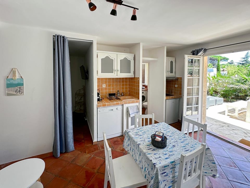 Kitchen or kitchenette, kitchen