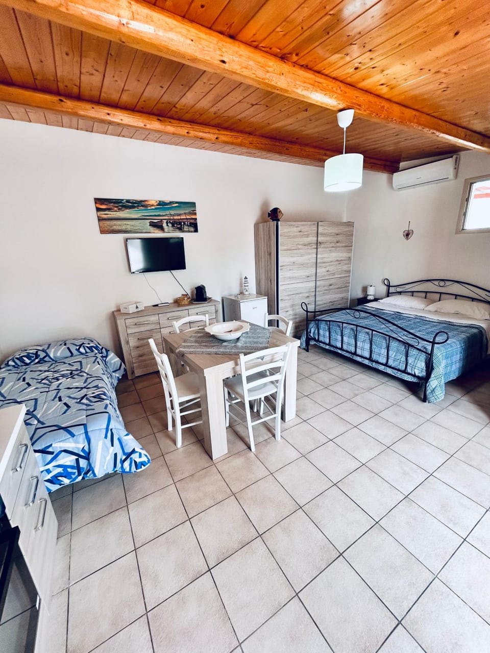 Bed, Photo of the whole room, Dining area