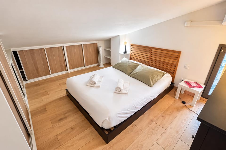 Bed, Photo of the whole room, towels