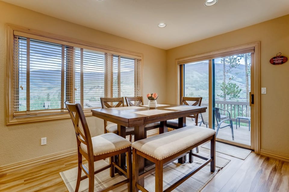 Snowy Paws at Eagles Nest Townhome: Cozy Mountain Getaway House in Silverthorne