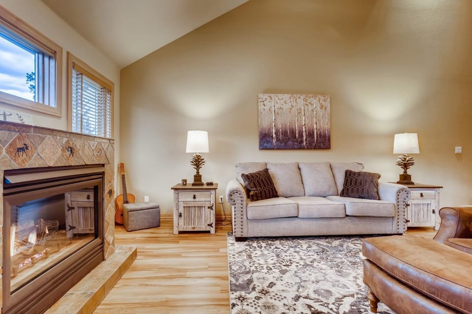 Snowy Paws at Eagles Nest Townhome: Cozy Mountain Getaway House in Silverthorne