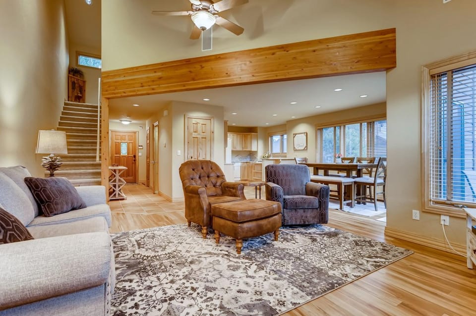 Snowy Paws at Eagles Nest Townhome: Cozy Mountain Getaway House in Silverthorne