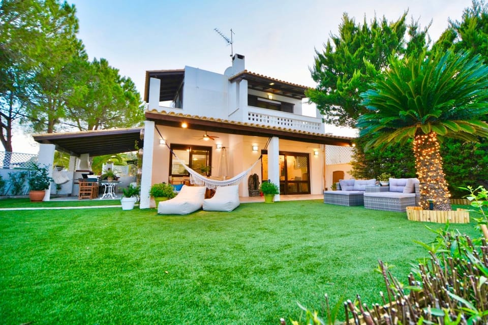 Property building, Garden, Garden view, sunbed