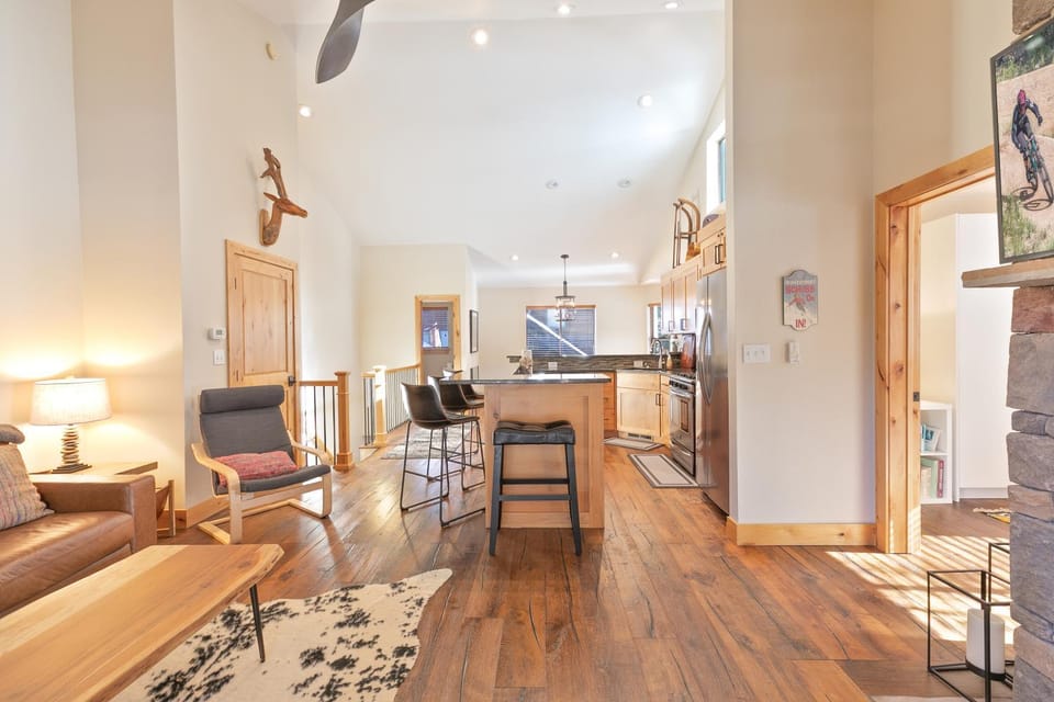Village Point Retreat Townhome: Private Hot Tub, Walk to Town Lifts Apartment in Breckenridge