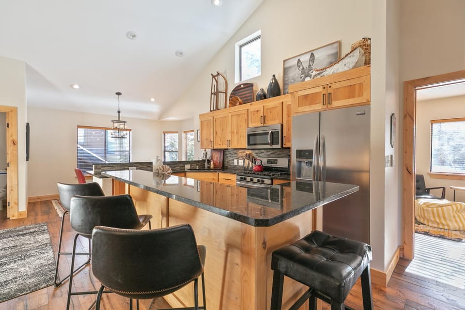 Village Point Retreat Townhome: Private Hot Tub, Walk to Town Lifts Apartment in Breckenridge