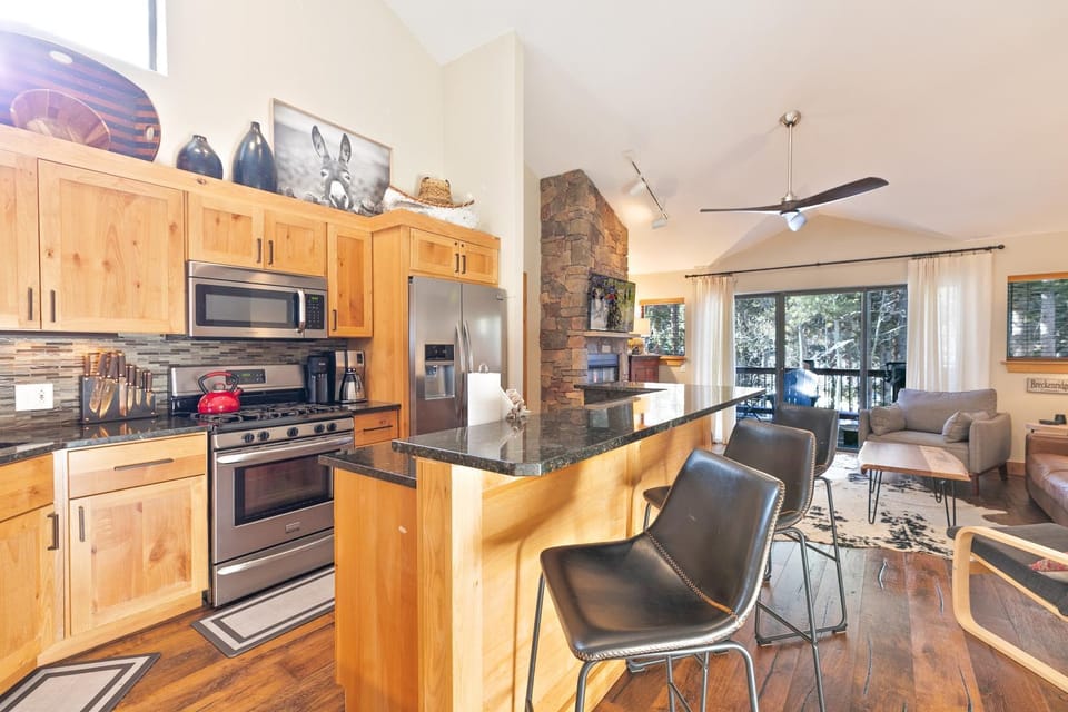 Village Point Retreat Townhome: Private Hot Tub, Walk to Town Lifts Apartment in Breckenridge