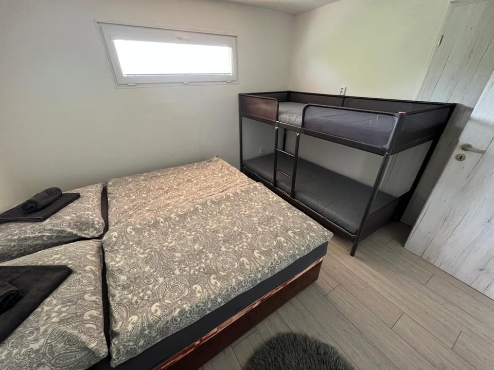 Bedroom, bunk bed