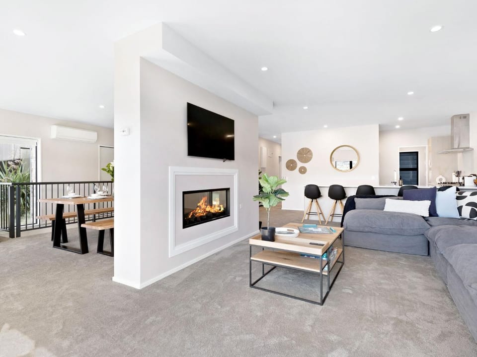 TV and multimedia, Living room, Seating area, flat iron