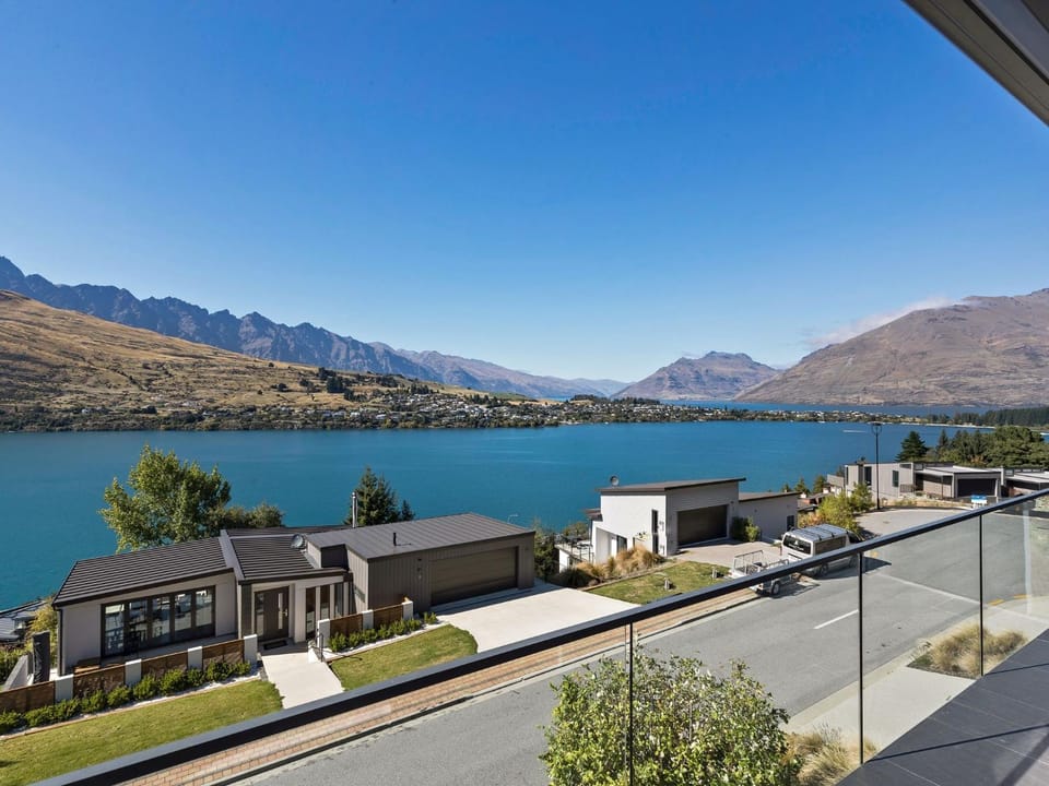 Balcony/Terrace, Lake view, Mountain view