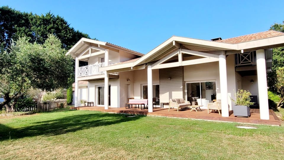 VILLA LES OLIVIERS, piscine chauffée XXL, jardin de 2500m2, ping pong, proche plage et lac Villa in Moliets-et-Maa