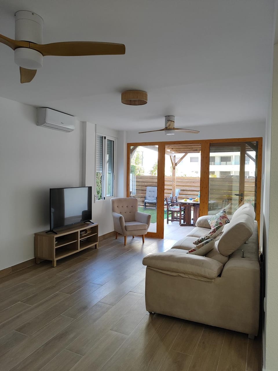 Communal lounge/ TV room, TV and multimedia, Photo of the whole room, Seating area, Evening entertainment, Bedroom, air conditioner