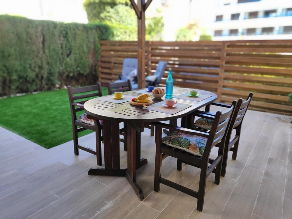 Patio, Day, Garden, Food and drinks, Seating area, Dining area, Food, Garden view, Drinks