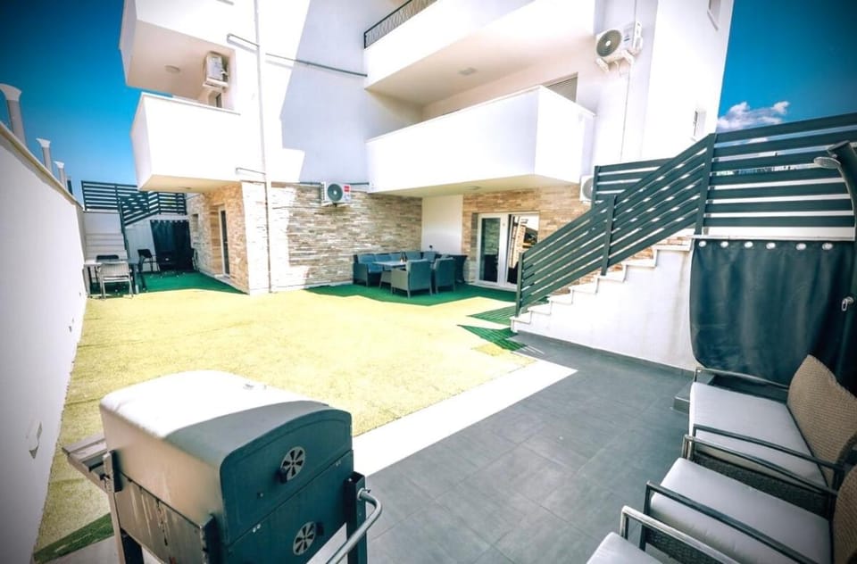 BBQ facilities, Garden, Seating area