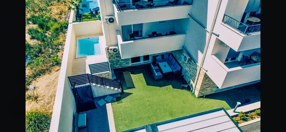 Property building, Garden, Swimming pool