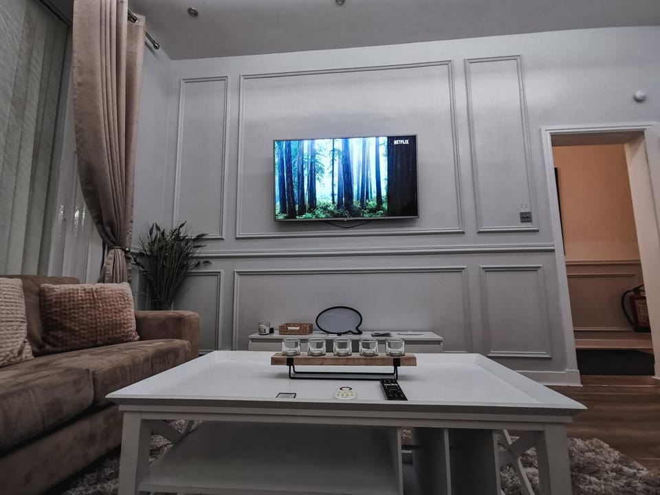Communal lounge/ TV room, TV and multimedia, Living room