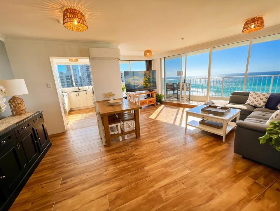 Communal lounge/ TV room, Natural landscape, TV and multimedia, View (from property/room), Balcony/Terrace, Kitchen or kitchenette, Living room, Seating area, Dining area, Evening entertainment, Sea view