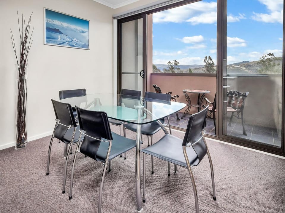 View (from property/room), Balcony/Terrace, Decorative detail, Dining area