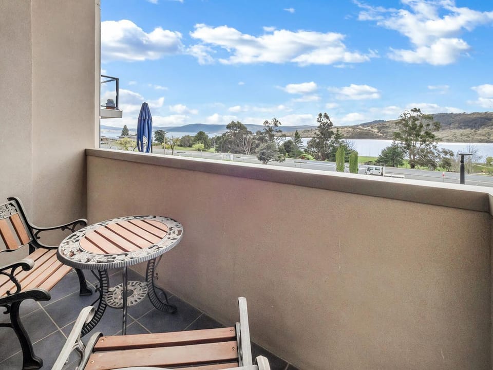 Natural landscape, View (from property/room), Balcony/Terrace, Seating area, Lake view, Mountain view