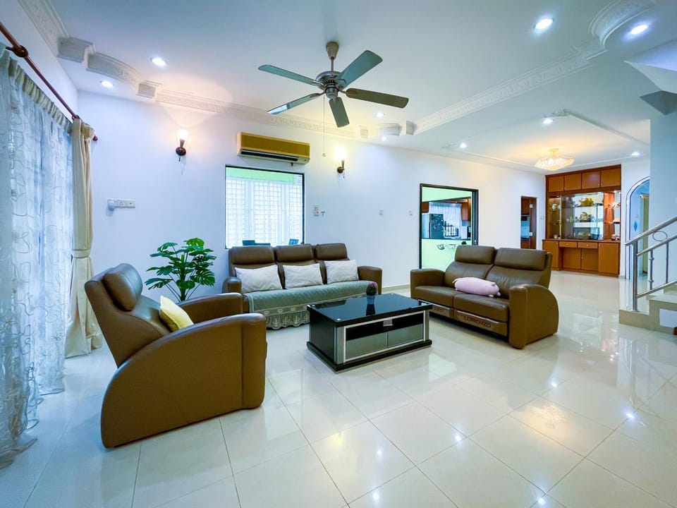 Tupai Mas Semi-D 4BR 2mins to LakeGarden & Zoo House in Perak