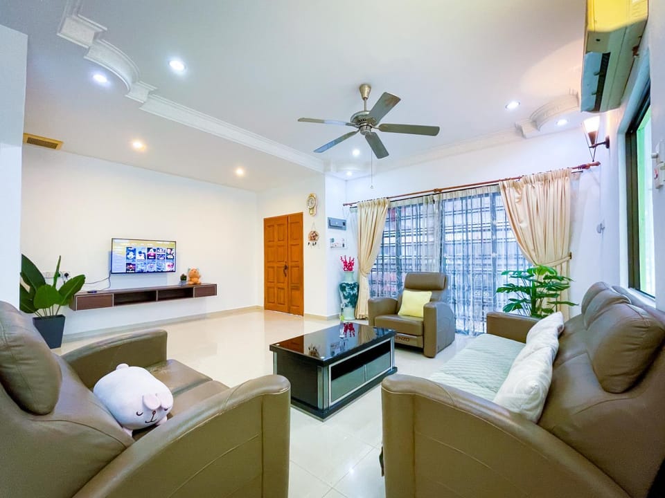 Tupai Mas Semi-D 4BR 2mins to LakeGarden & Zoo House in Perak