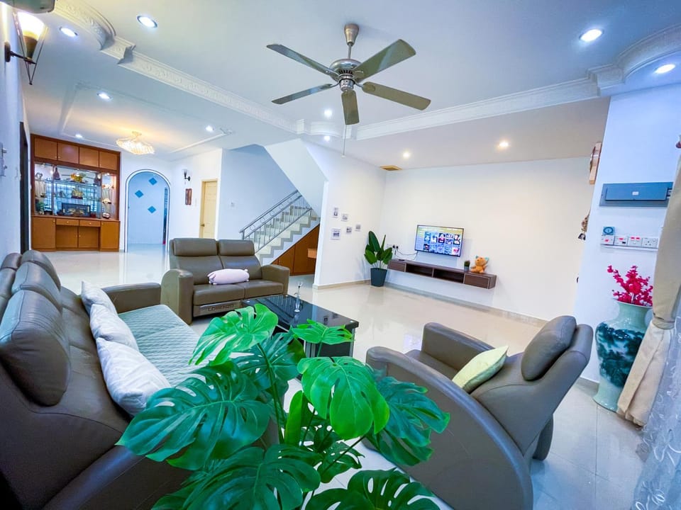 Tupai Mas Semi-D 4BR 2mins to LakeGarden & Zoo House in Perak