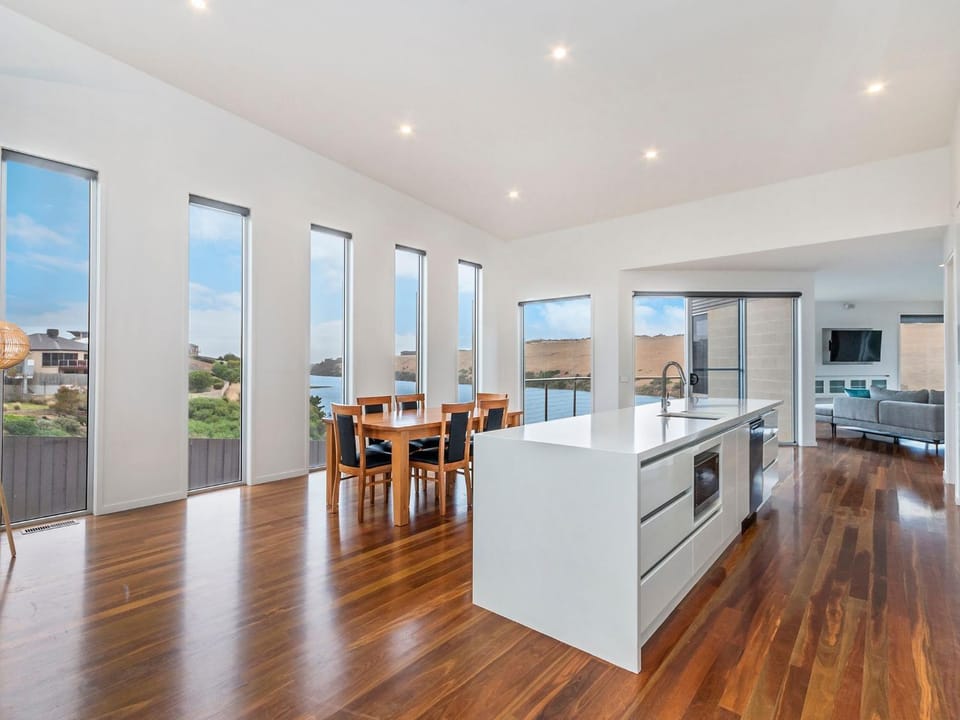 Kitchen or kitchenette, Dining area, oven, stove