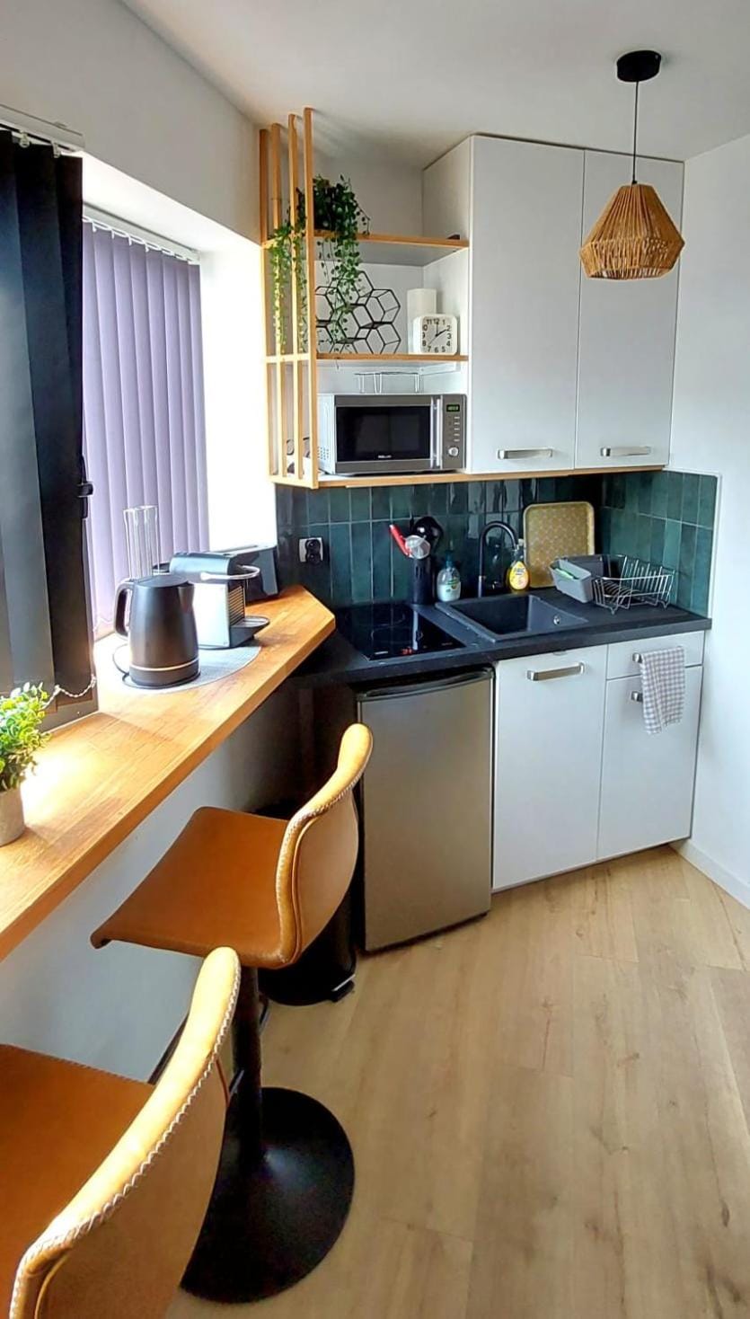 Kitchen or kitchenette, Dining area, stove