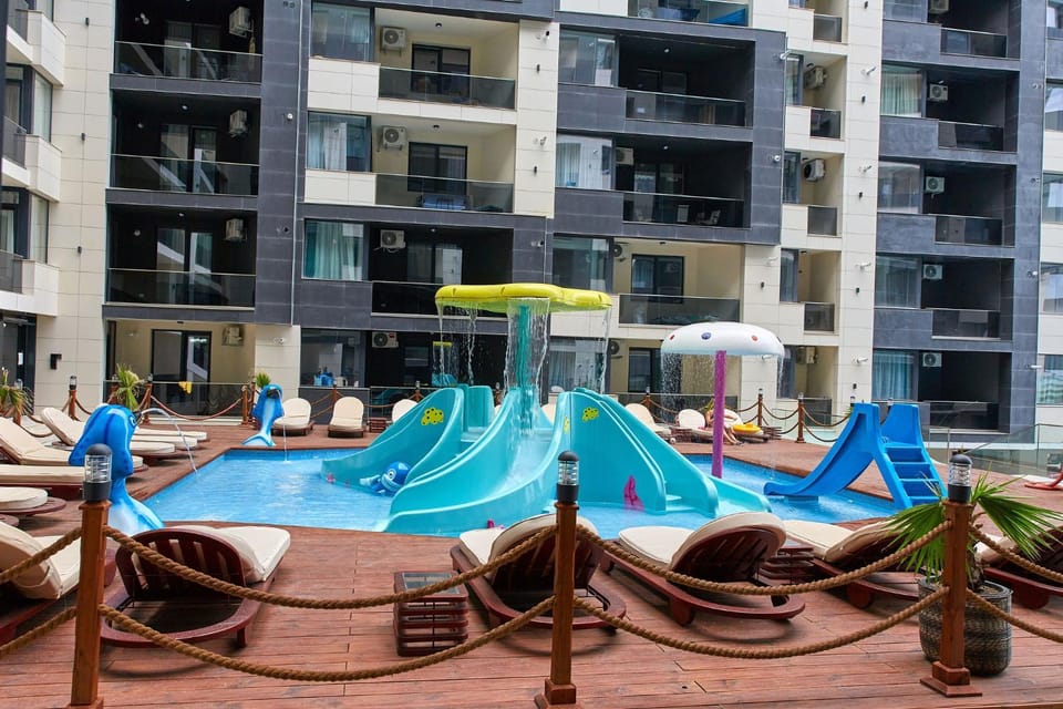 Property building, Day, Pool view, Swimming pool, sunbed