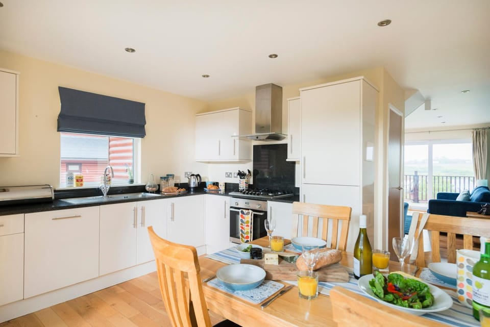 Coffee/tea facilities, Kitchen or kitchenette, Food and drinks, Dining area, Food, Drinks, dishwasher, flat iron, minibar, pet friendly, pet friendly, stove, stove, kitchen, kitchen