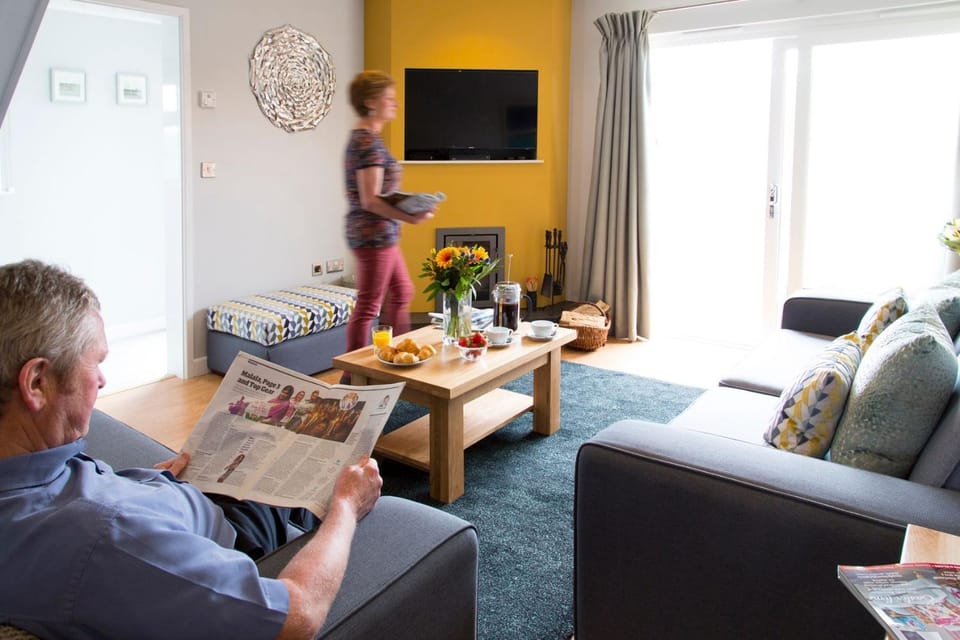 People, Winter, TV and multimedia, Living room, Other, Seating area, Guests, Family, flat iron, locker, locker