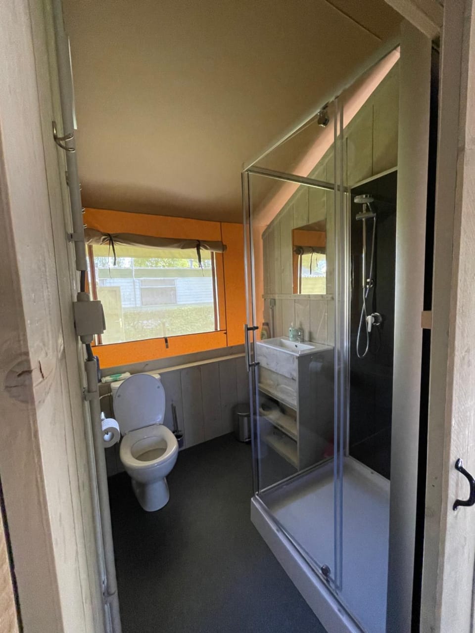 Glamour Glamping at little beach, fully heated Luxury tent in Flanders