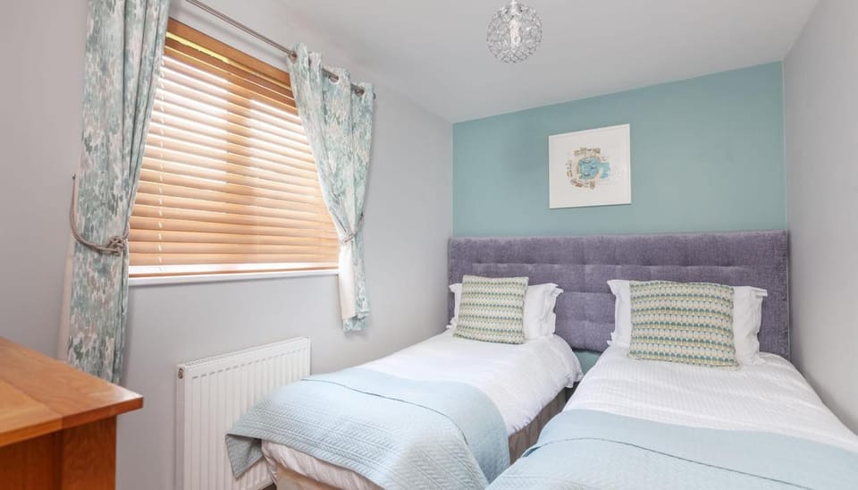 KingFisher Hot Tub & log Burner house on Premium lakeside with Resort Facilities House in Saint Columb Major