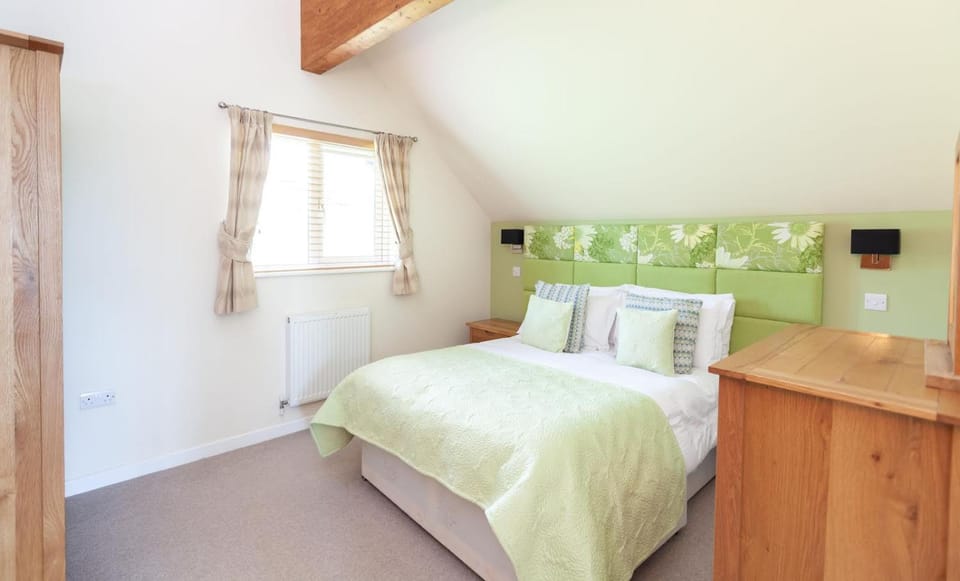 KingFisher Hot Tub & log Burner house on Premium lakeside with Resort Facilities House in Saint Columb Major