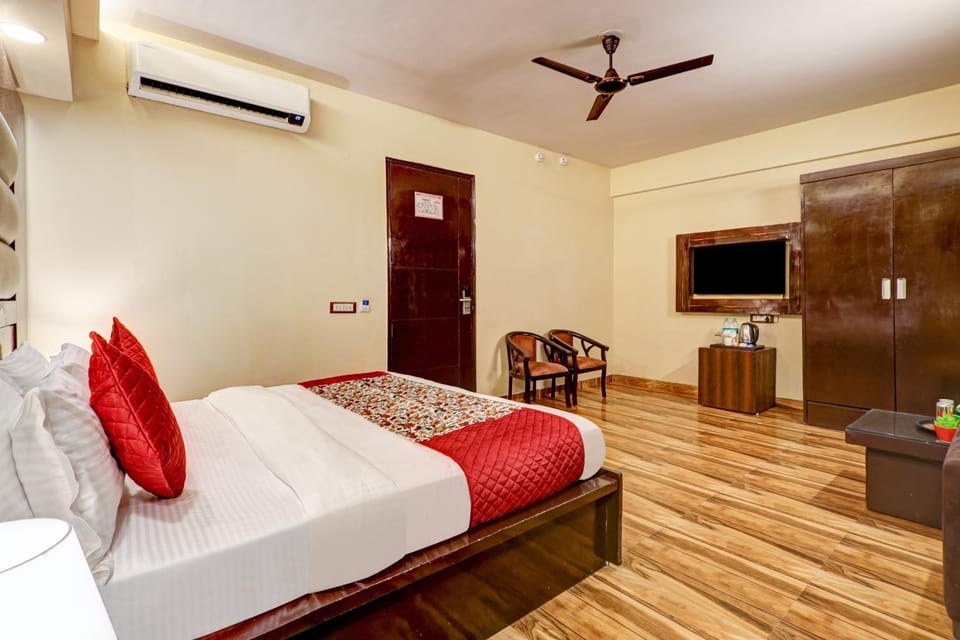 Bed, Bedroom, room service