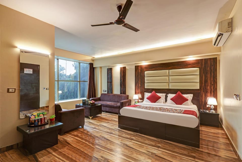 Bed, TV and multimedia, Living room, Photo of the whole room, Seating area, Bedroom, fireplace, air conditioner