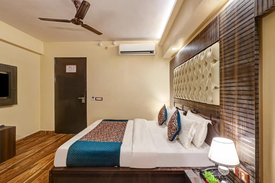 Bed, TV and multimedia, Photo of the whole room, Bedroom, fireplace, air conditioner
