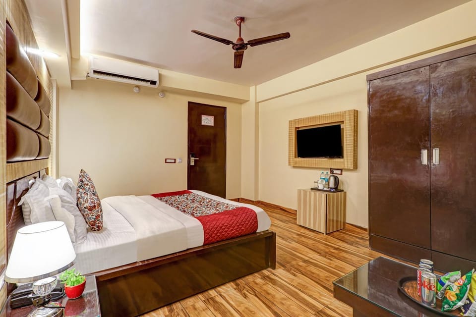 Communal lounge/ TV room, Bed, TV and multimedia, Photo of the whole room, Evening entertainment, Bedroom, fireplace, wardrobe, air conditioner