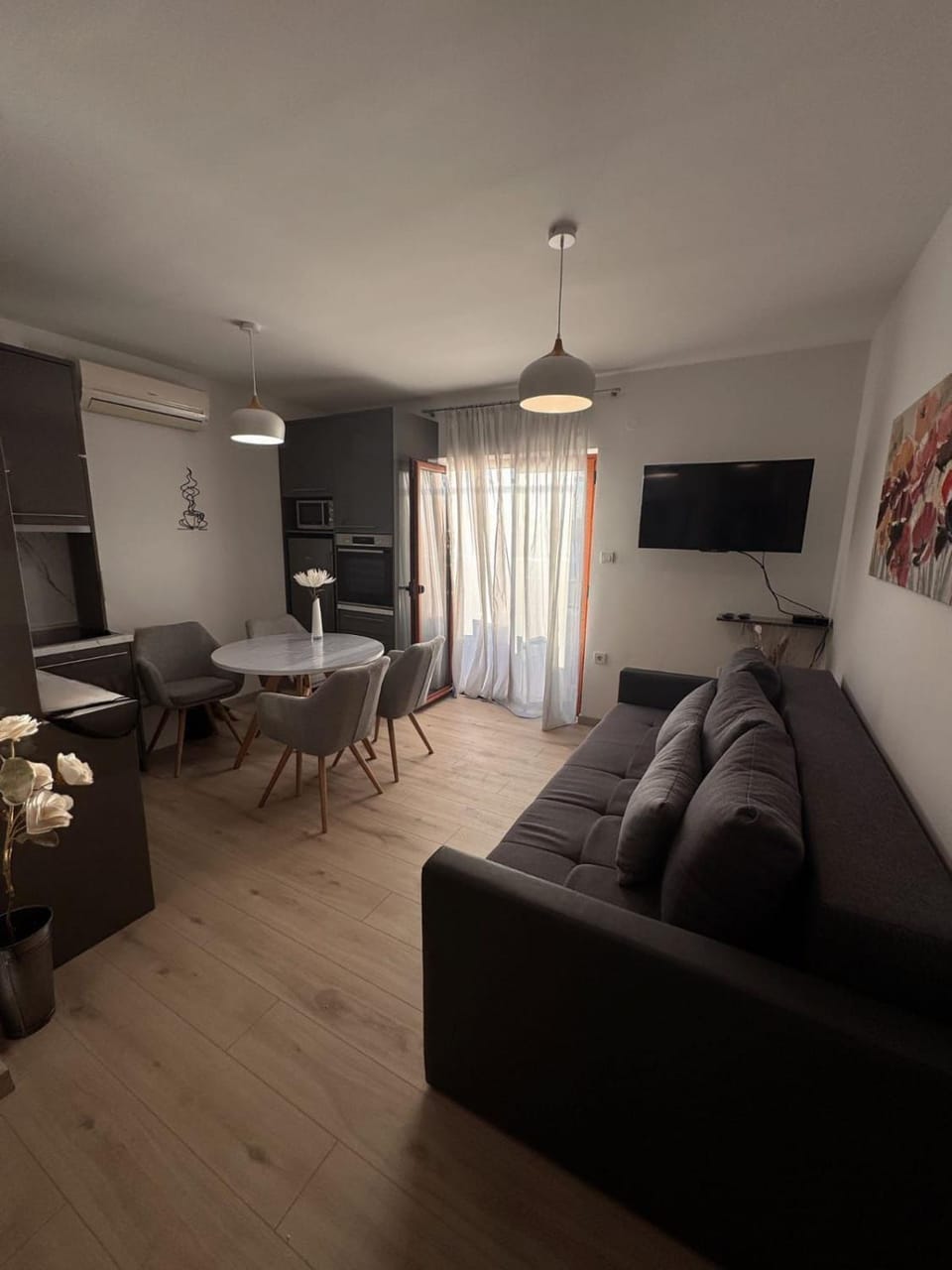 TV and multimedia, Living room, Seating area, Evening entertainment