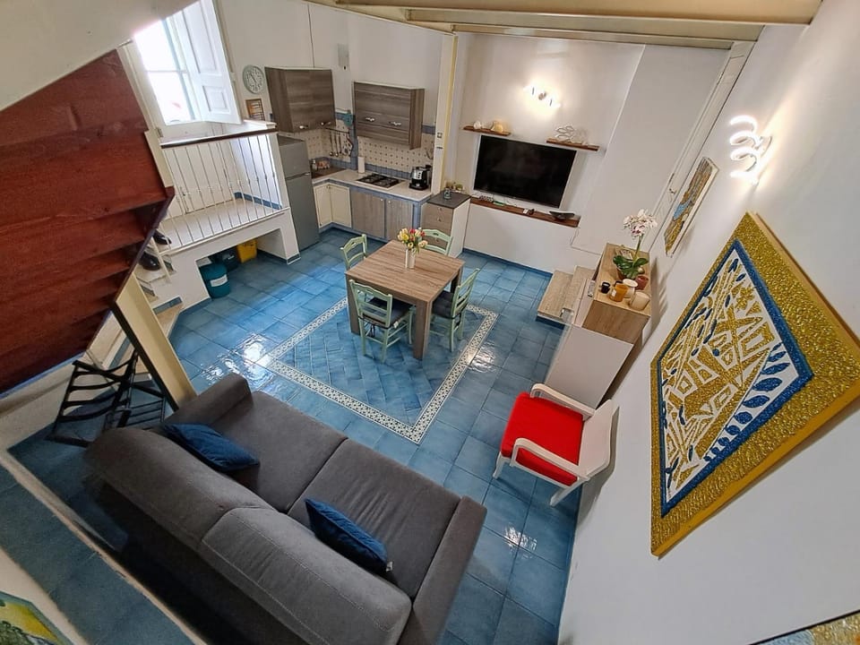 Living room, Seating area, Dining area, stove