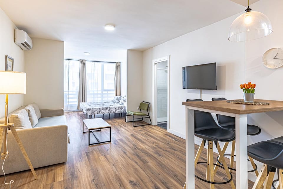 TV and multimedia, Photo of the whole room, air conditioner
